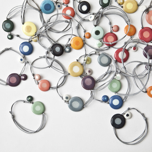 Bage sammensmeltning Hørehæmmet Armbånd med 2 keramik charms - stort udvalg af farver – Lars Rank Keramik